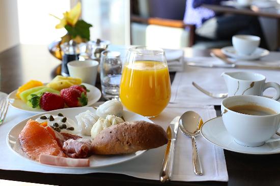 club-lounge-breakfast